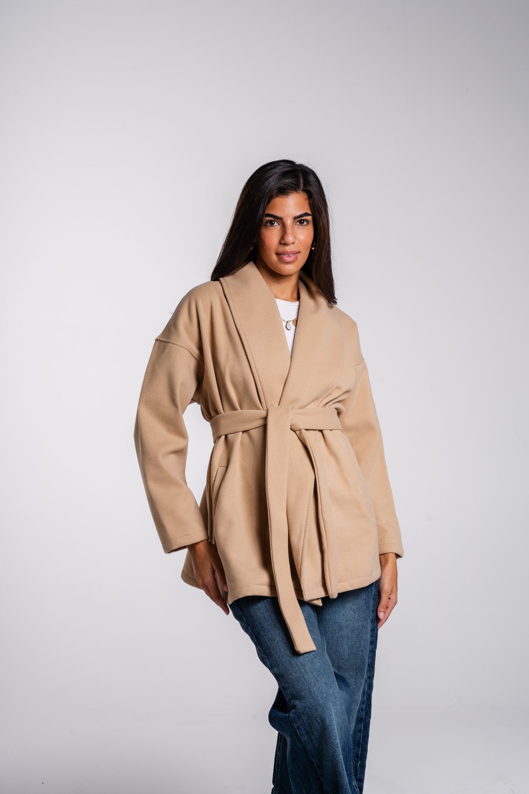 Laura – Leichte beige Damenjacke mit elegantem Fall – Ansicht 2