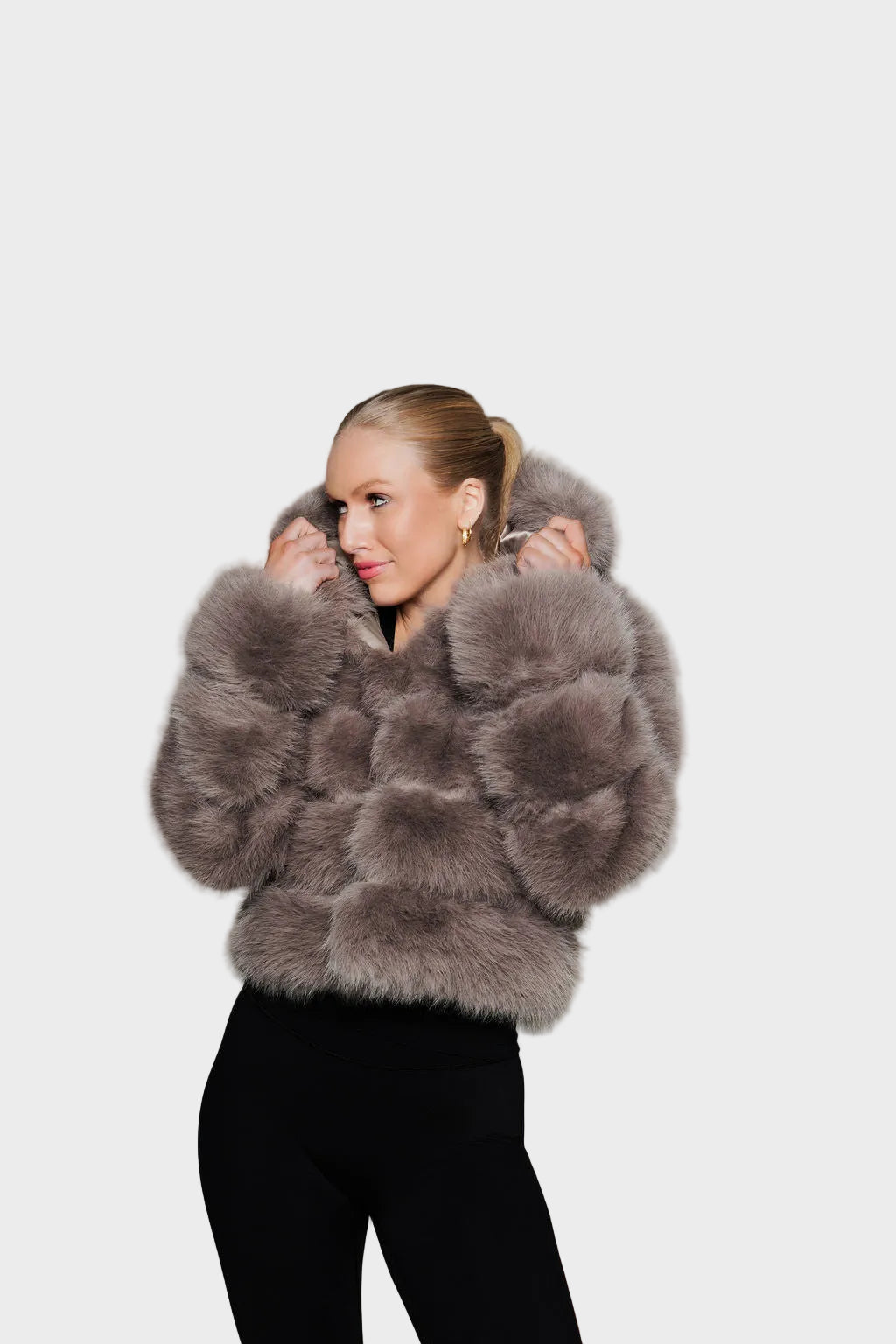 Lumina – Aschbraune Damen-Kunstpelzjacke mit Kapuze – Ansicht 6
