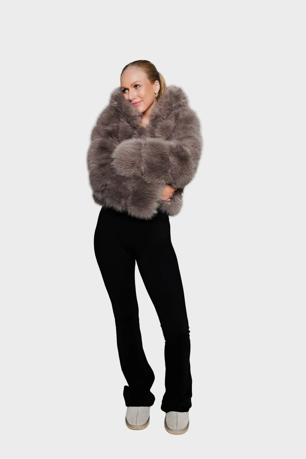 Lumina – Aschbraune Damen-Kunstpelzjacke mit Kapuze – Ansicht 4