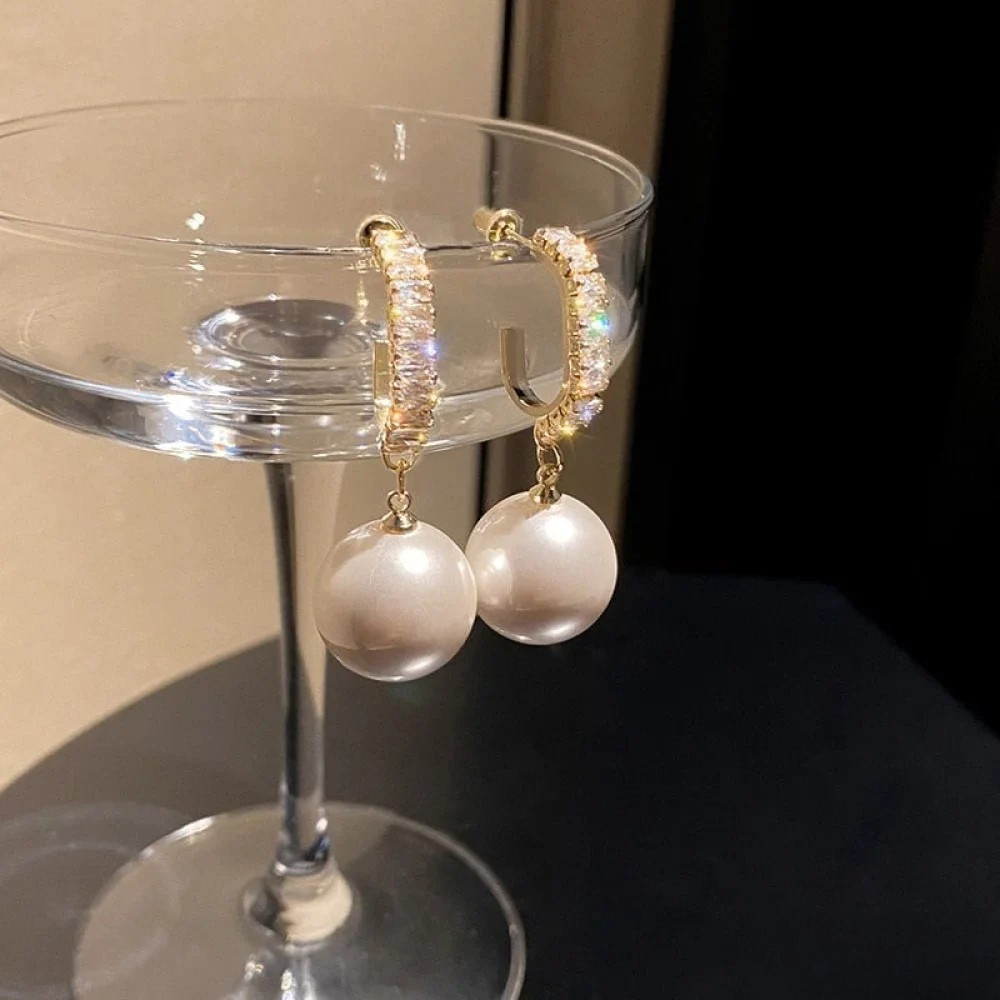 Elegante Ohrringe mit Perlen und Zirkonen