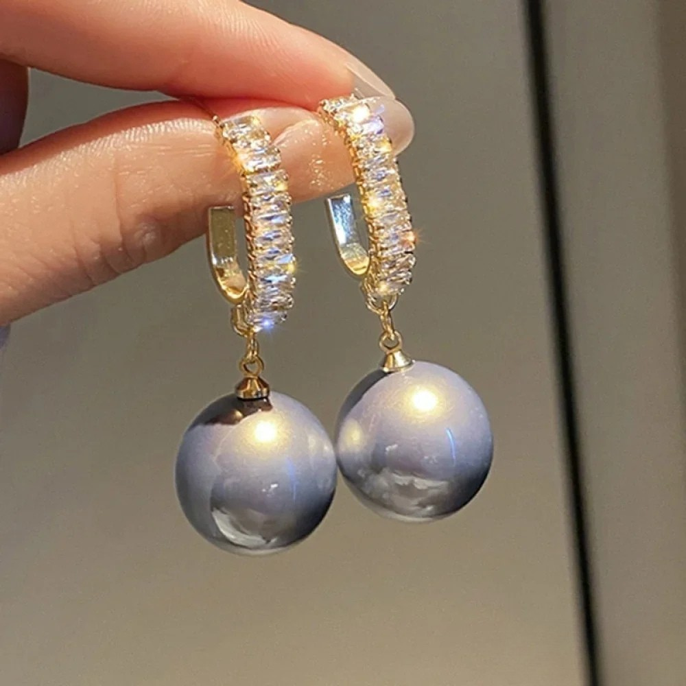 Elegante Ohrringe mit Perlen und Zirkonen
