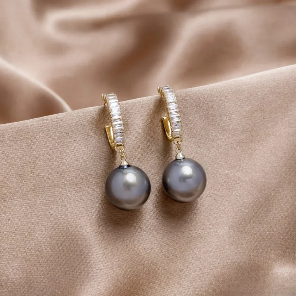 Elegante Ohrringe mit Perlen und Zirkonen