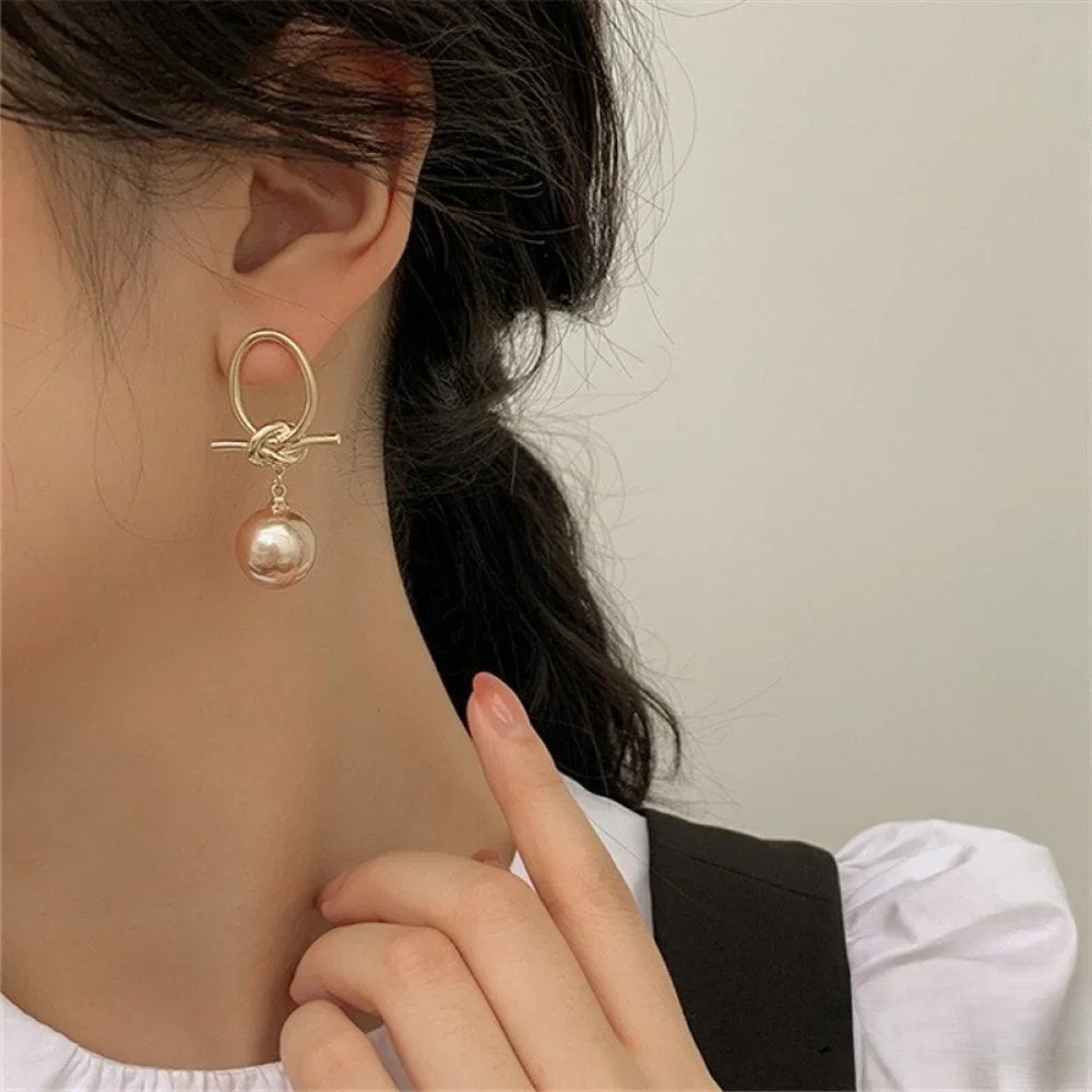 Goldene Creolen für Damen mit Perle – Ansicht 3