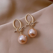 Goldene Creolen für Damen mit Perle