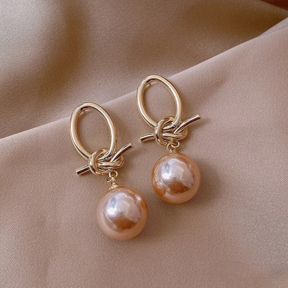 Goldene Creolen für Damen mit Perle
