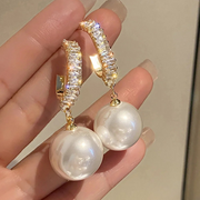 Elegante Damenohrringe mit Perlen und Zirkonen – Ansicht 4