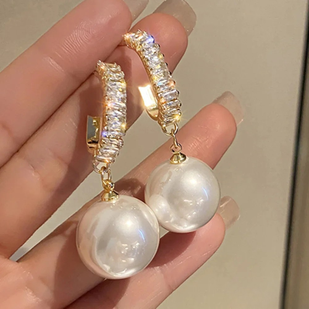 Elegante Ohrringe mit Perlen und Zirkonen