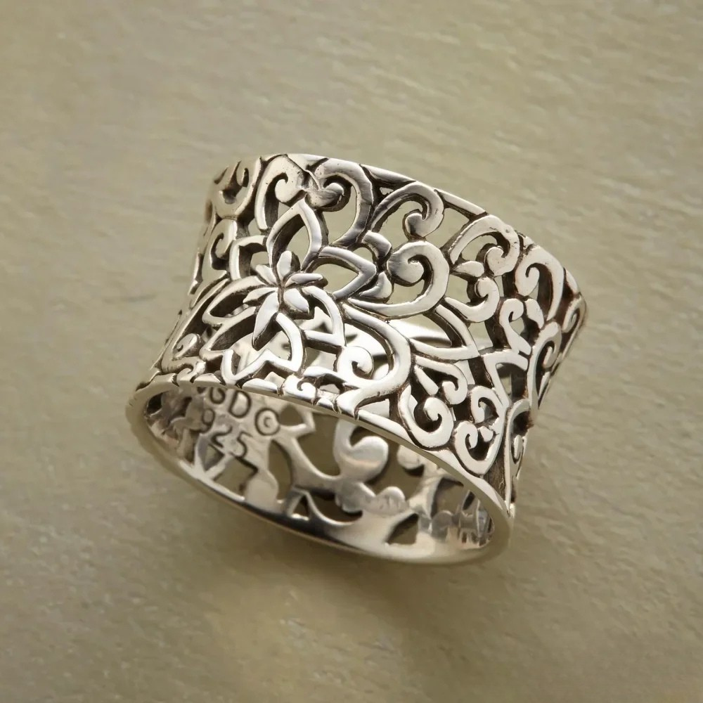 Vintage-Damenring mit filigranem Durchbruchdesign