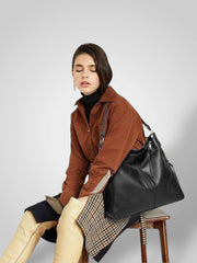 Freia – Elegante Lederschultertasche für Damen – Ansicht 10
