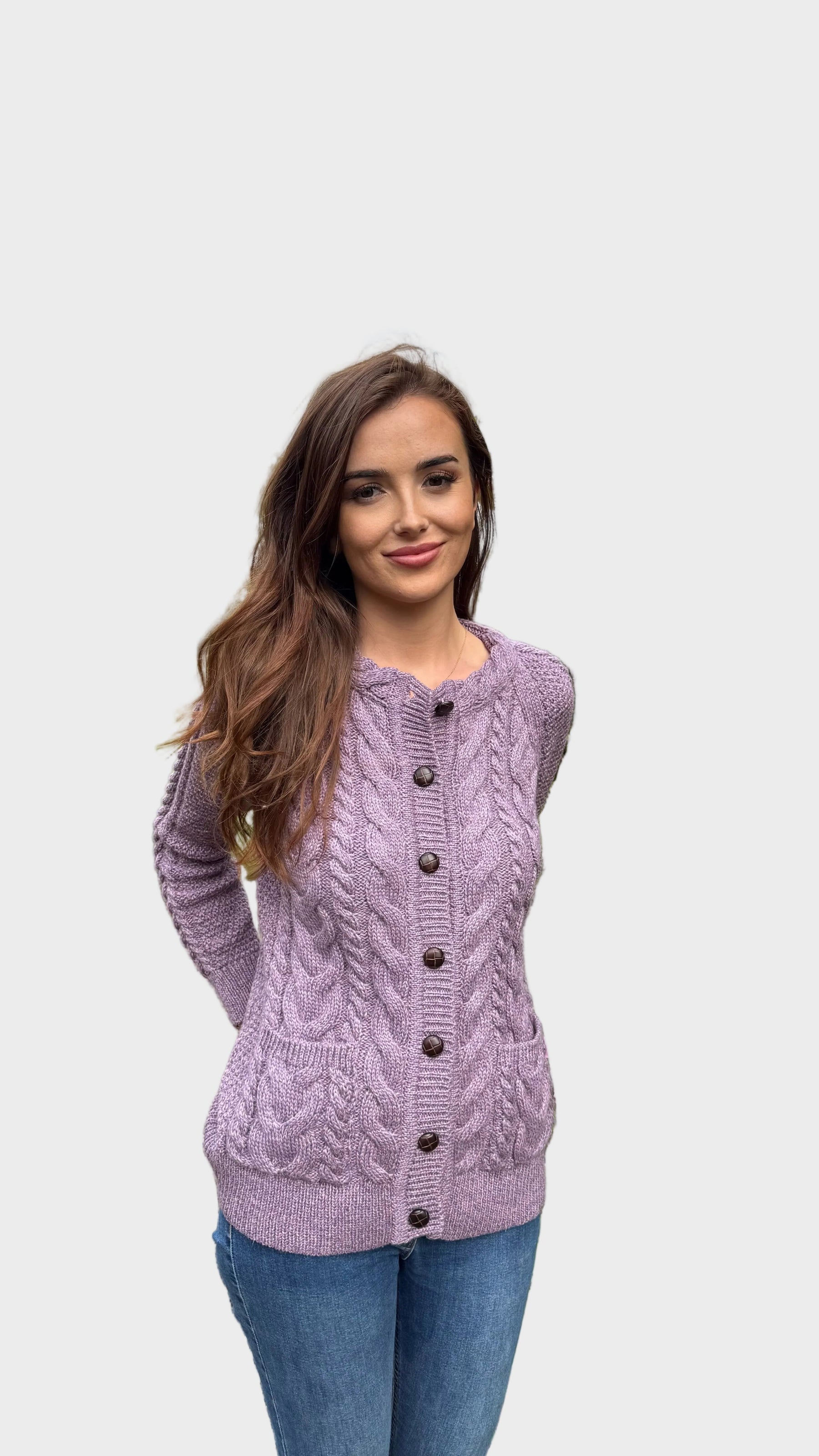 Fliederfarbene Strickjacke für Damen aus Merino-Aran-Wolle – Ansicht 5