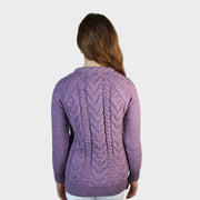 Fliederfarbene Strickjacke für Damen aus Merino-Aran-Wolle – Ansicht 4
