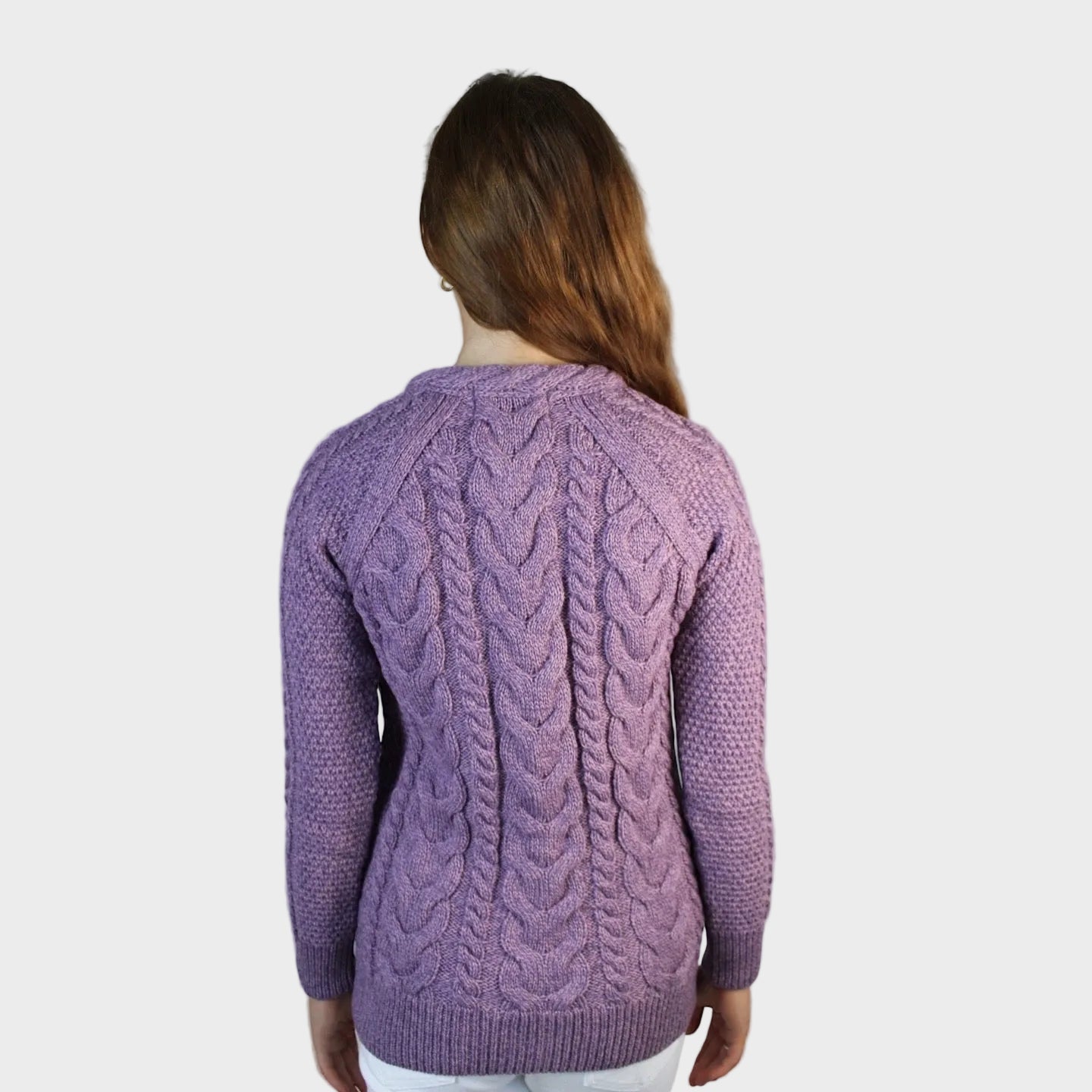 Fliederfarbene Strickjacke für Damen aus Merino-Aran-Wolle – Ansicht 4