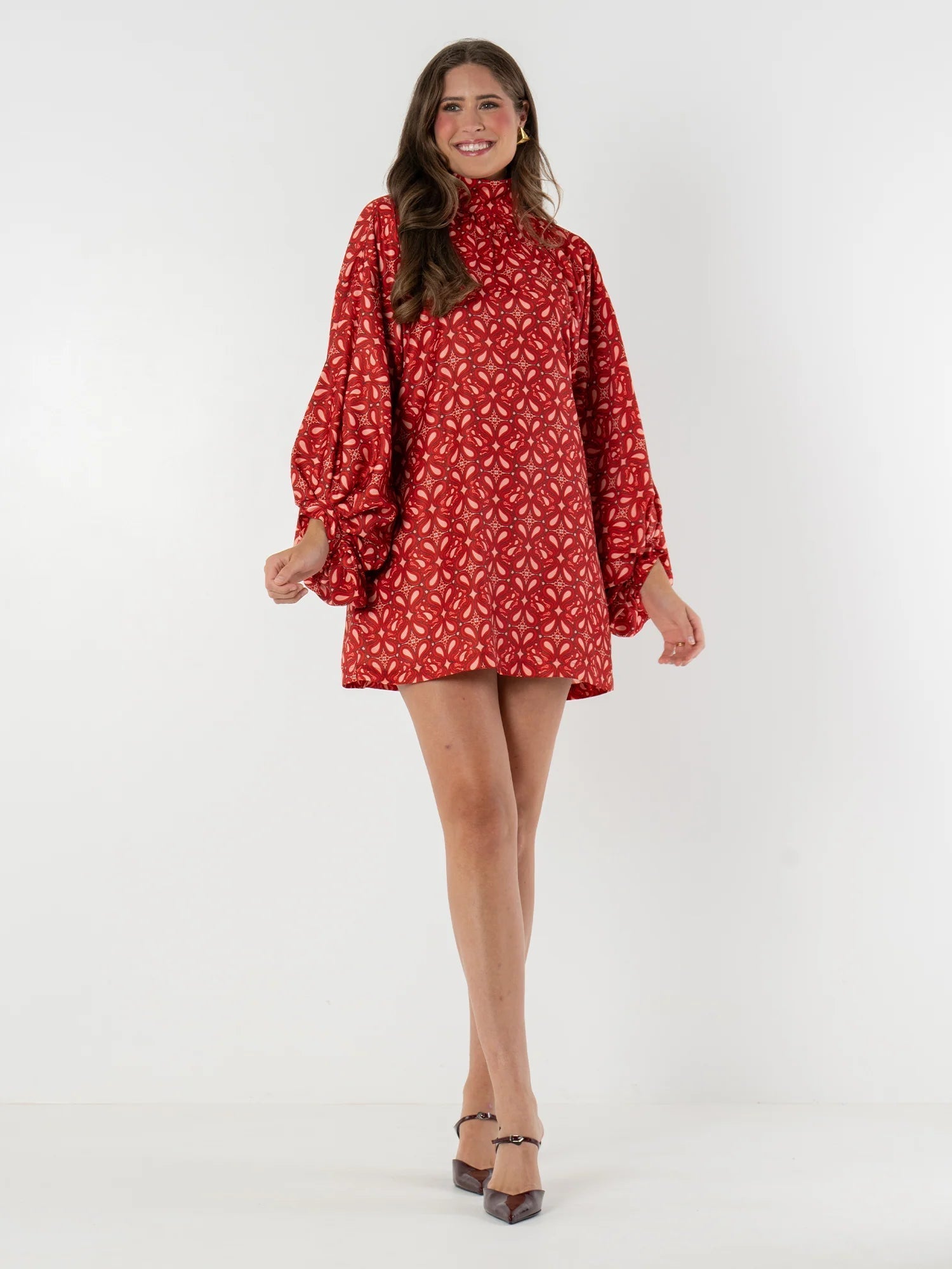 Kayla – Boho-Minikleid mit rotem Blumenmuster und Laternenärmeln