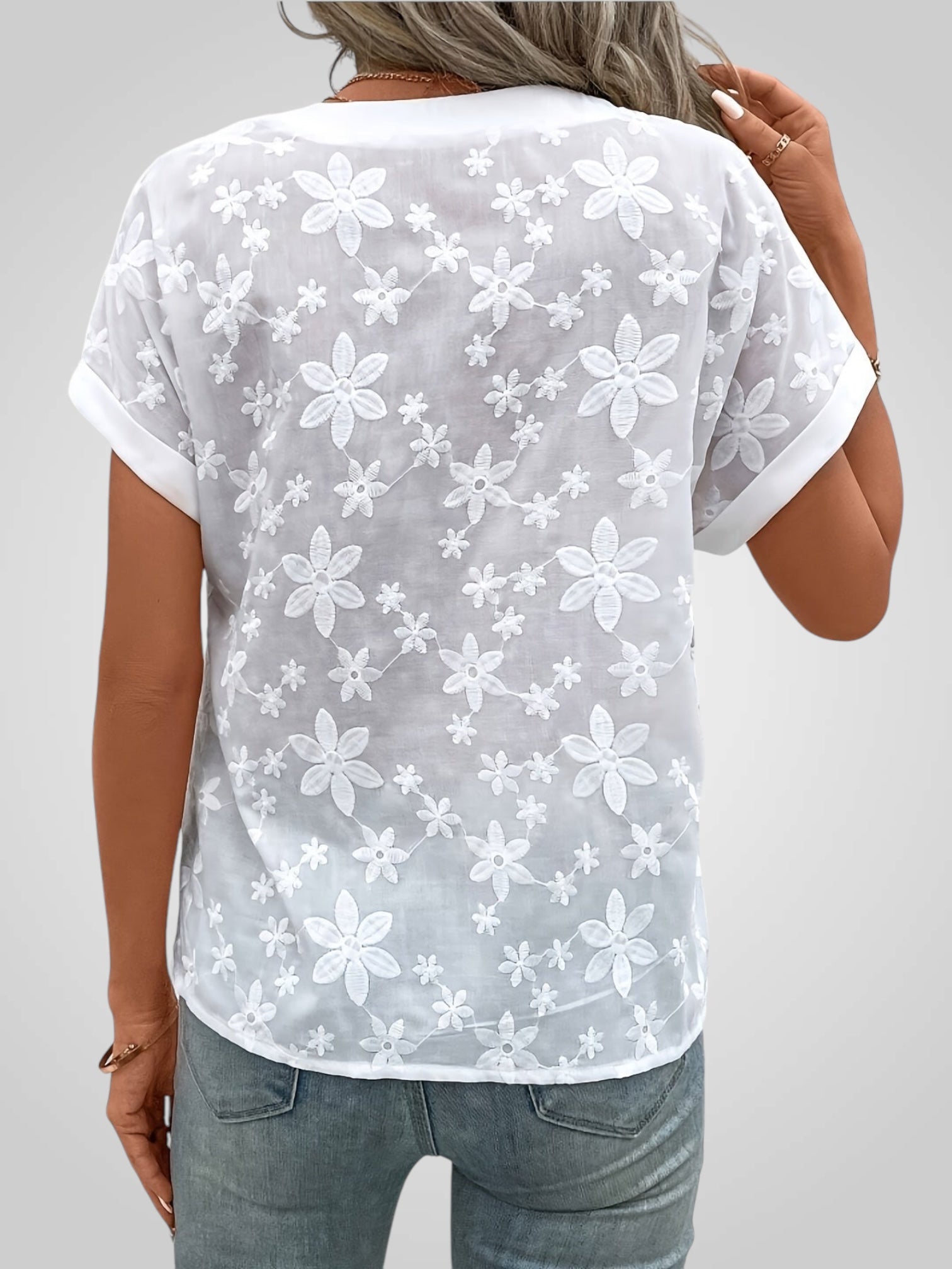 Amara – Elegante weiße Bluse für Damen mit V-Ausschnitt und Blumenmuster – Ansicht 2