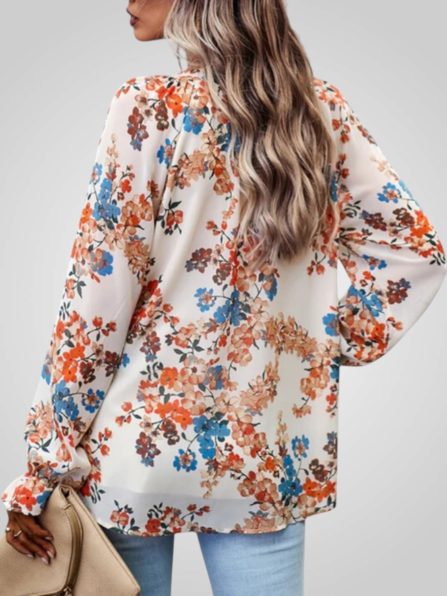 Kira – Elegante Chiffonbluse für Damen mit V-Ausschnitt und Blumenmuster – Ansicht 2