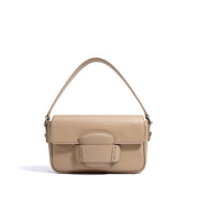 Ismene – Minimalistische Lederschultertasche für Damen mit Faltdeckel