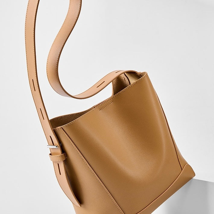 Dorothea – Übergroße Bucket-Schultertasche für Damen aus Leder – Ansicht 11