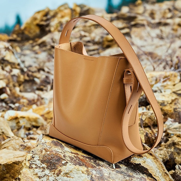 Dorothea – Übergroße Bucket-Schultertasche für Damen aus Leder – Ansicht 12
