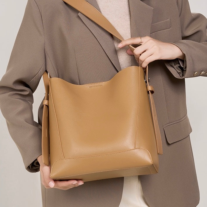 Dorothea – Übergroße Bucket-Schultertasche für Damen aus Leder – Ansicht 8