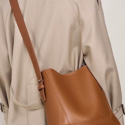 Dorothea – Übergroße Bucket-Schultertasche für Damen aus Leder – Ansicht 4