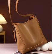 Dorothea – Übergroße Bucket-Schultertasche für Damen aus Leder – Ansicht 20
