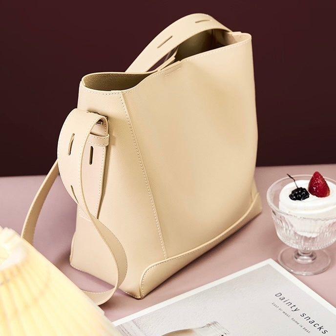 Dorothea – Übergroße Bucket-Schultertasche für Damen aus Leder – Ansicht 28