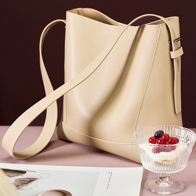 Dorothea – Übergroße Bucket-Schultertasche für Damen aus Leder – Ansicht 27