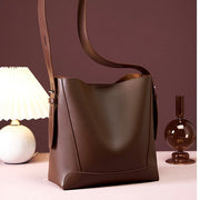 Dorothea – Übergroße Bucket-Schultertasche für Damen aus Leder – Ansicht 32