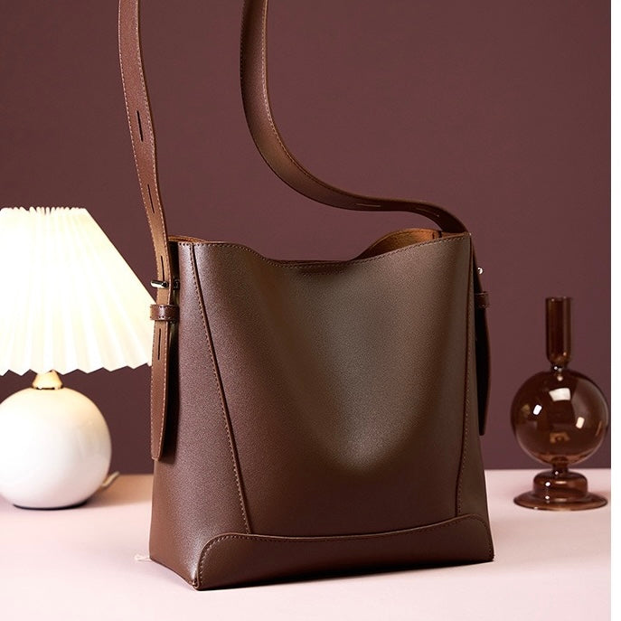 Dorothea – Übergroße Bucket-Schultertasche für Damen aus Leder – Ansicht 32