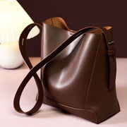 Dorothea – Übergroße Bucket-Schultertasche für Damen aus Leder – Ansicht 31
