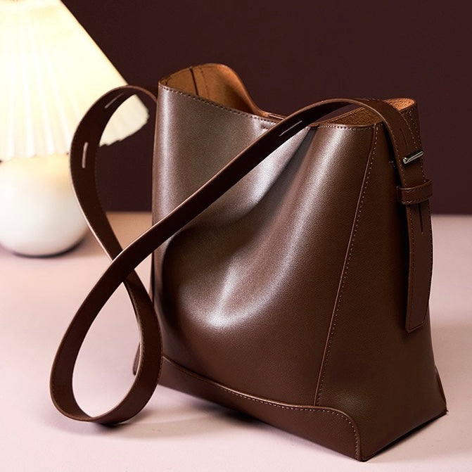 Dorothea – Übergroße Bucket-Schultertasche für Damen aus Leder – Ansicht 31