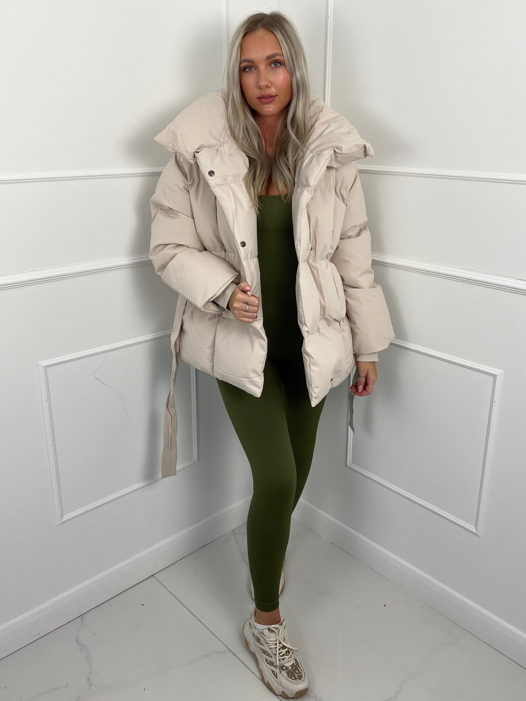 Karyl – Kurze Steppjacke für Damen mit Gürtel und Taschen – Ansicht 9