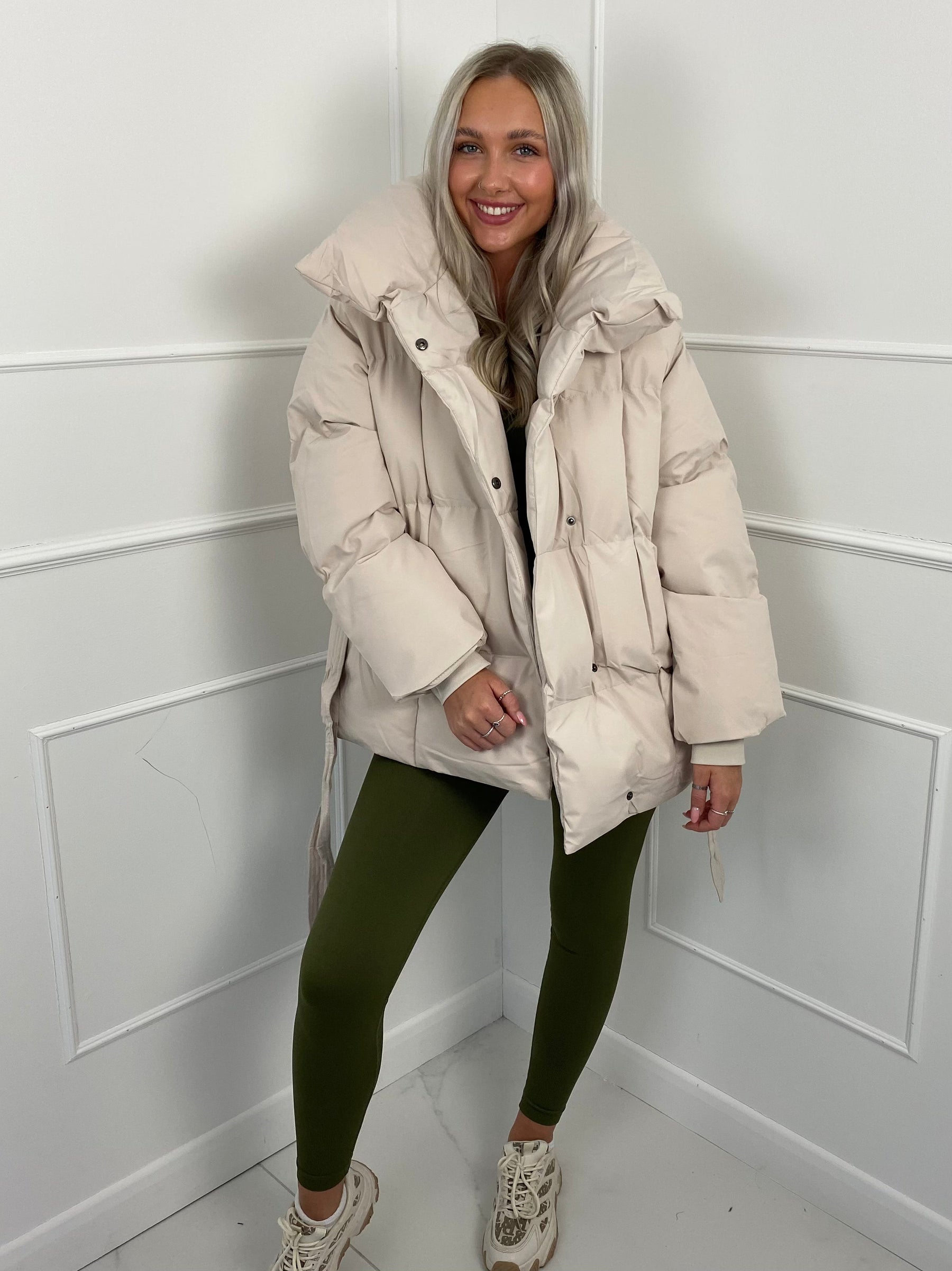 Karyl – Kurze Steppjacke für Damen mit Gürtel und Taschen – Ansicht 10