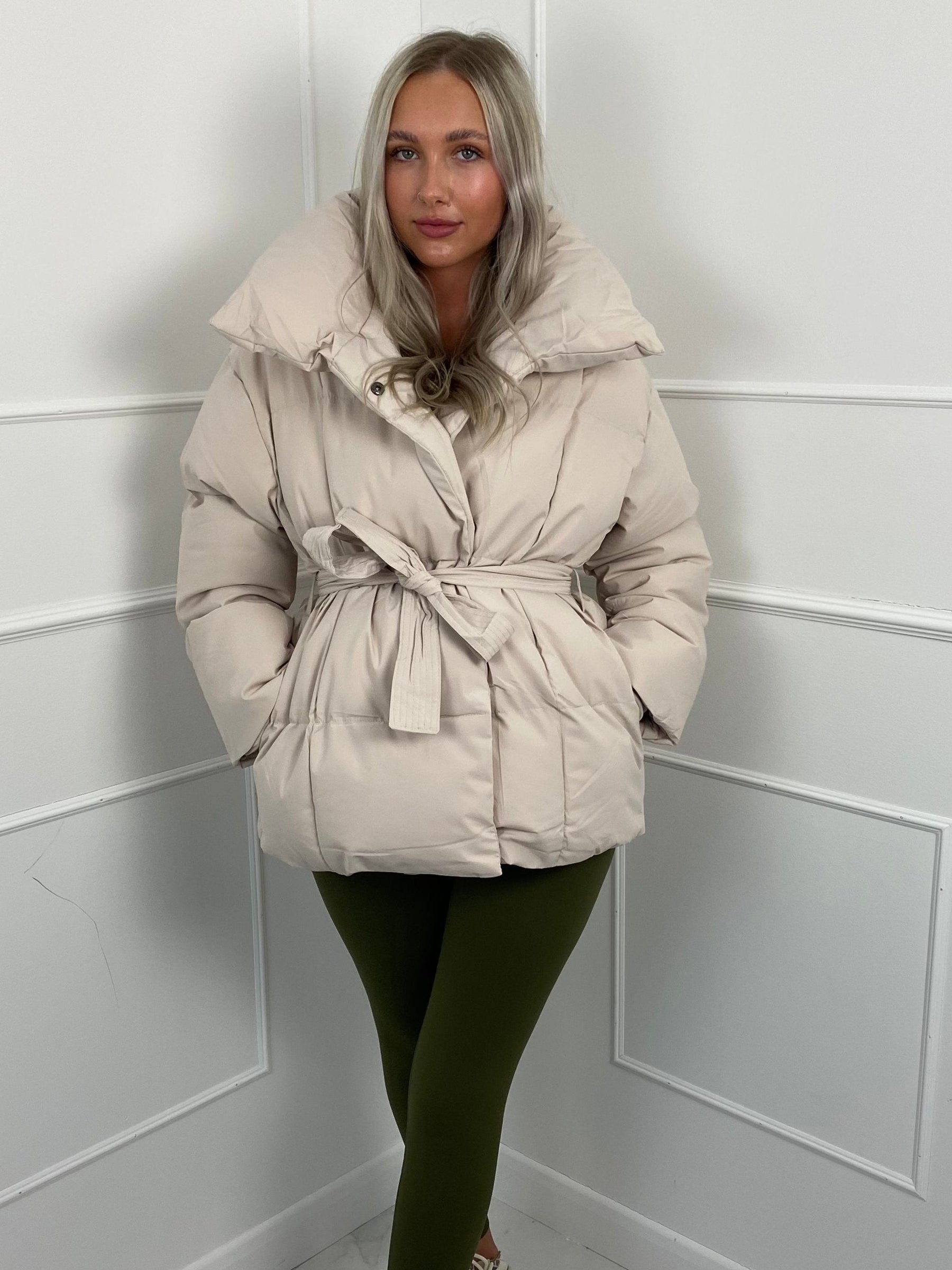 Karyl – Kurze Steppjacke für Damen mit Gürtel und Taschen – Ansicht 7