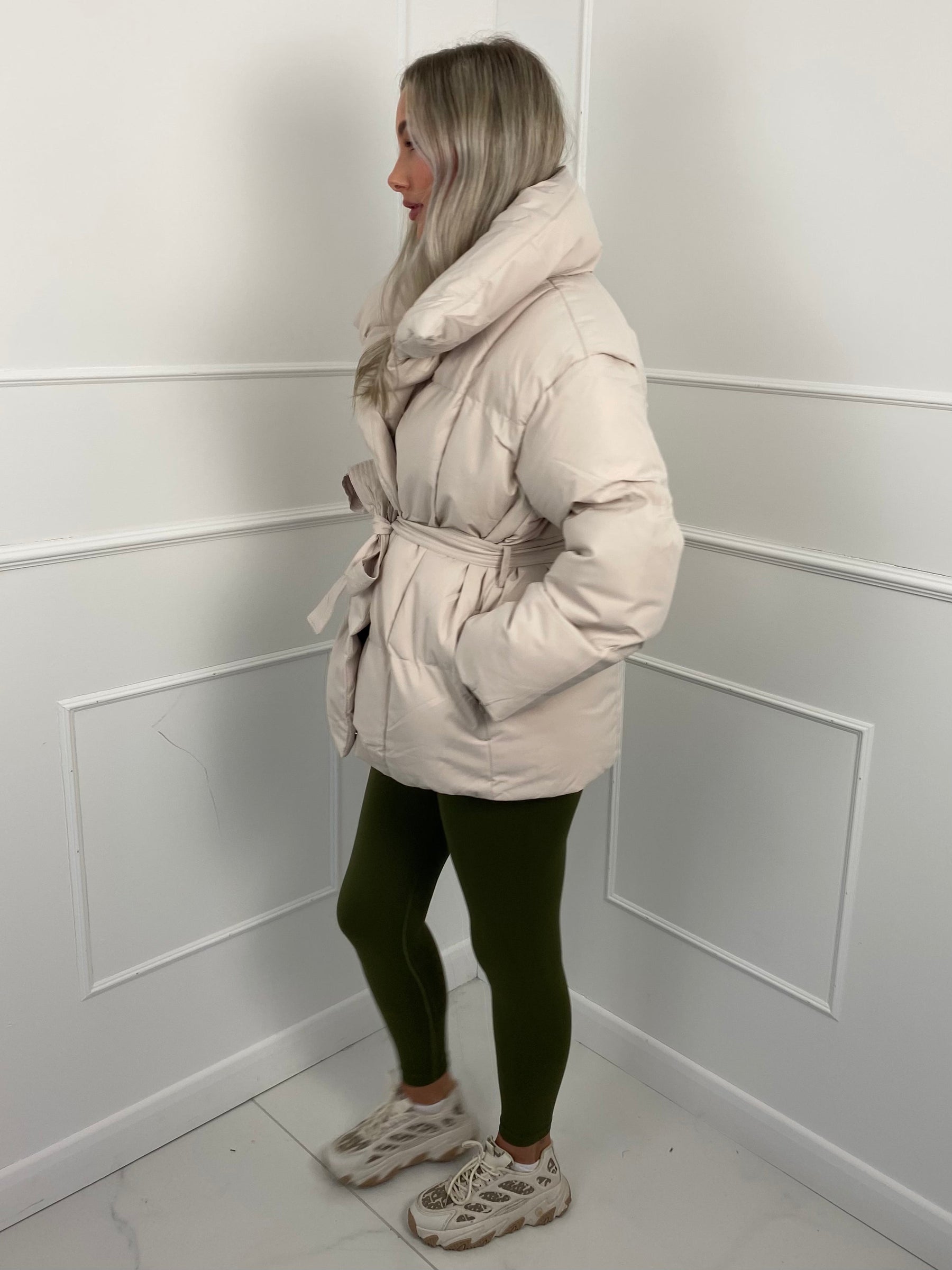 Karyl – Kurze Steppjacke für Damen mit Gürtel und Taschen – Ansicht 11