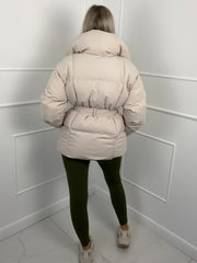Karyl – Kurze Steppjacke für Damen mit Gürtel und Taschen – Ansicht 12