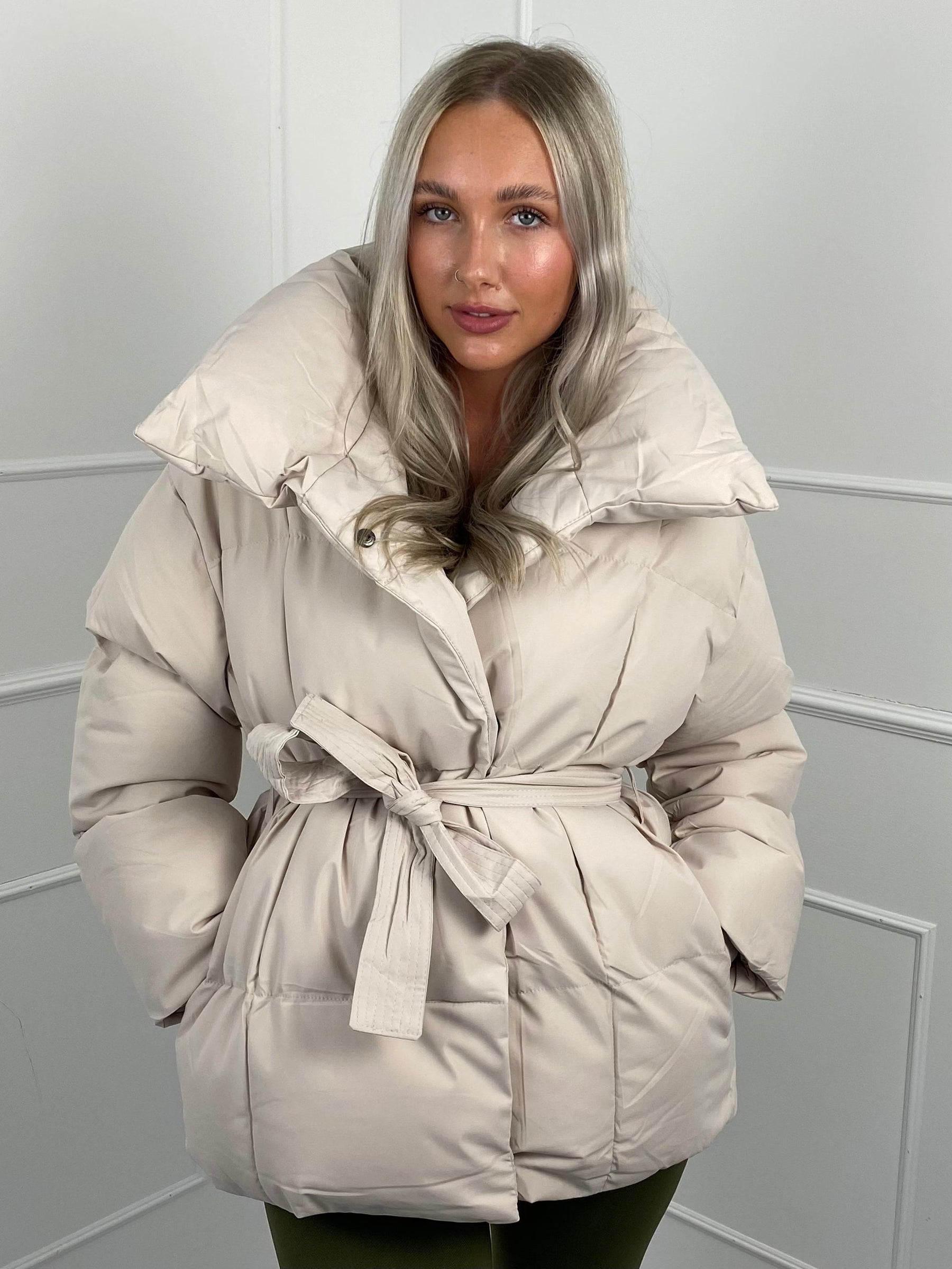 Karyl – Kurze Steppjacke für Damen mit Gürtel und Taschen – Ansicht 8