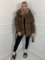Karyl – Kurze Steppjacke für Damen mit Gürtel und Taschen – Ansicht 5