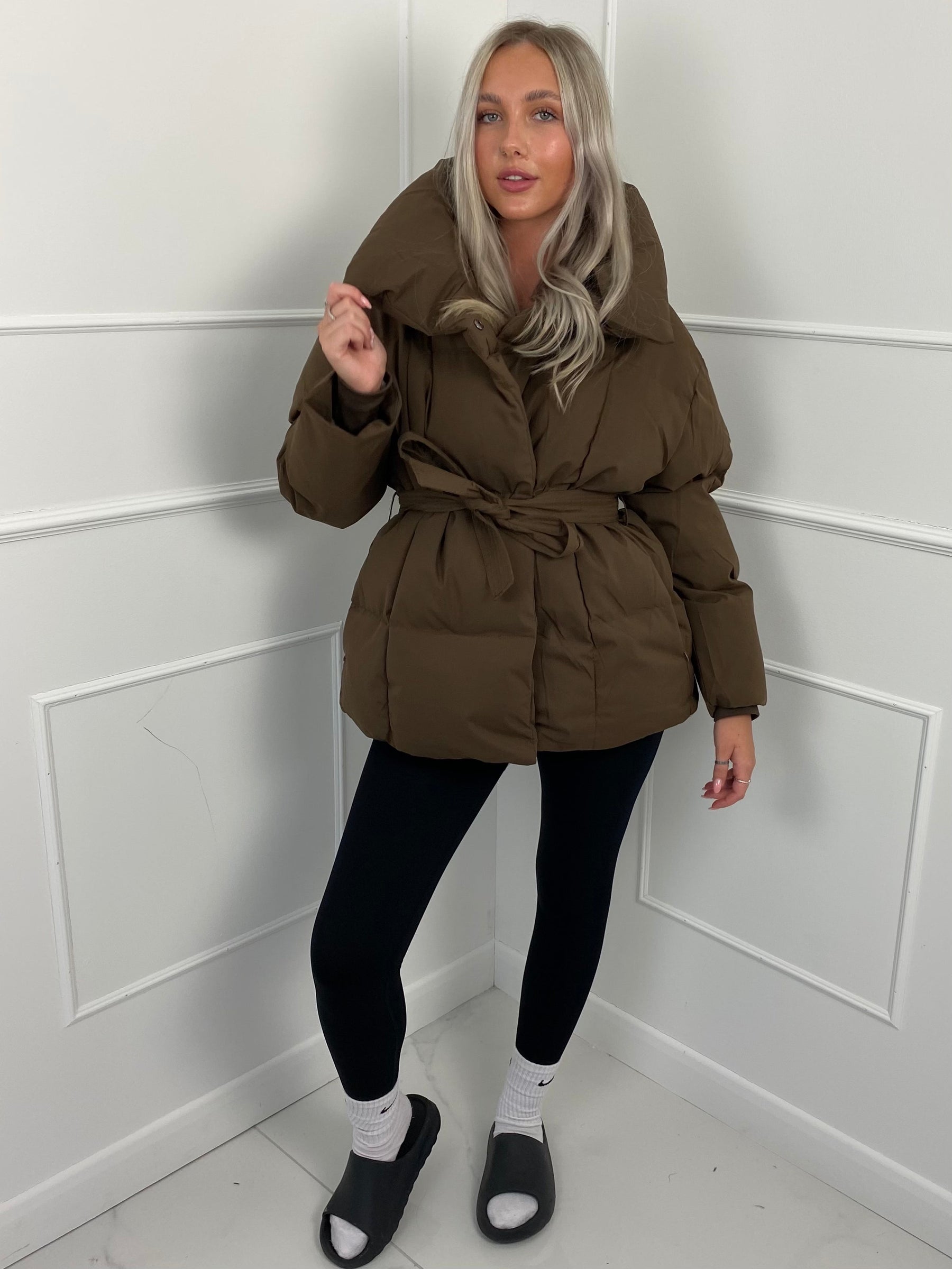Karyl – Kurze Steppjacke für Damen mit Gürtel und Taschen – Ansicht 3