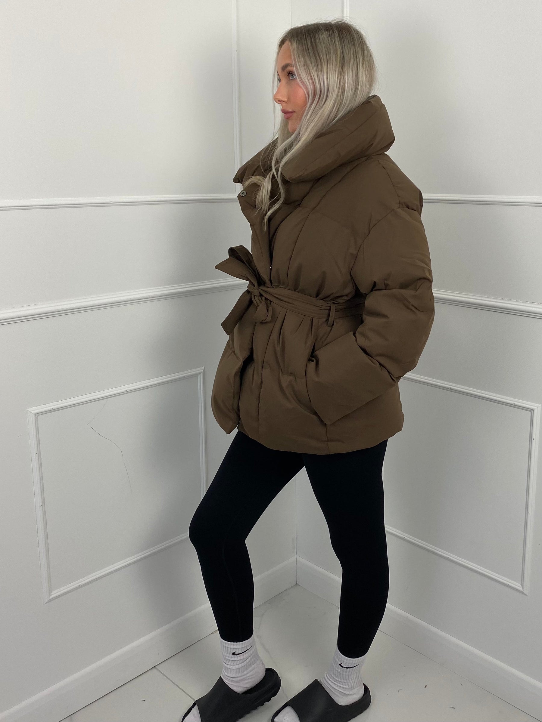 Karyl – Kurze Steppjacke für Damen mit Gürtel und Taschen – Ansicht 6
