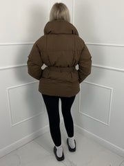 Karyl – Kurze Steppjacke für Damen mit Gürtel und Taschen – Ansicht 2