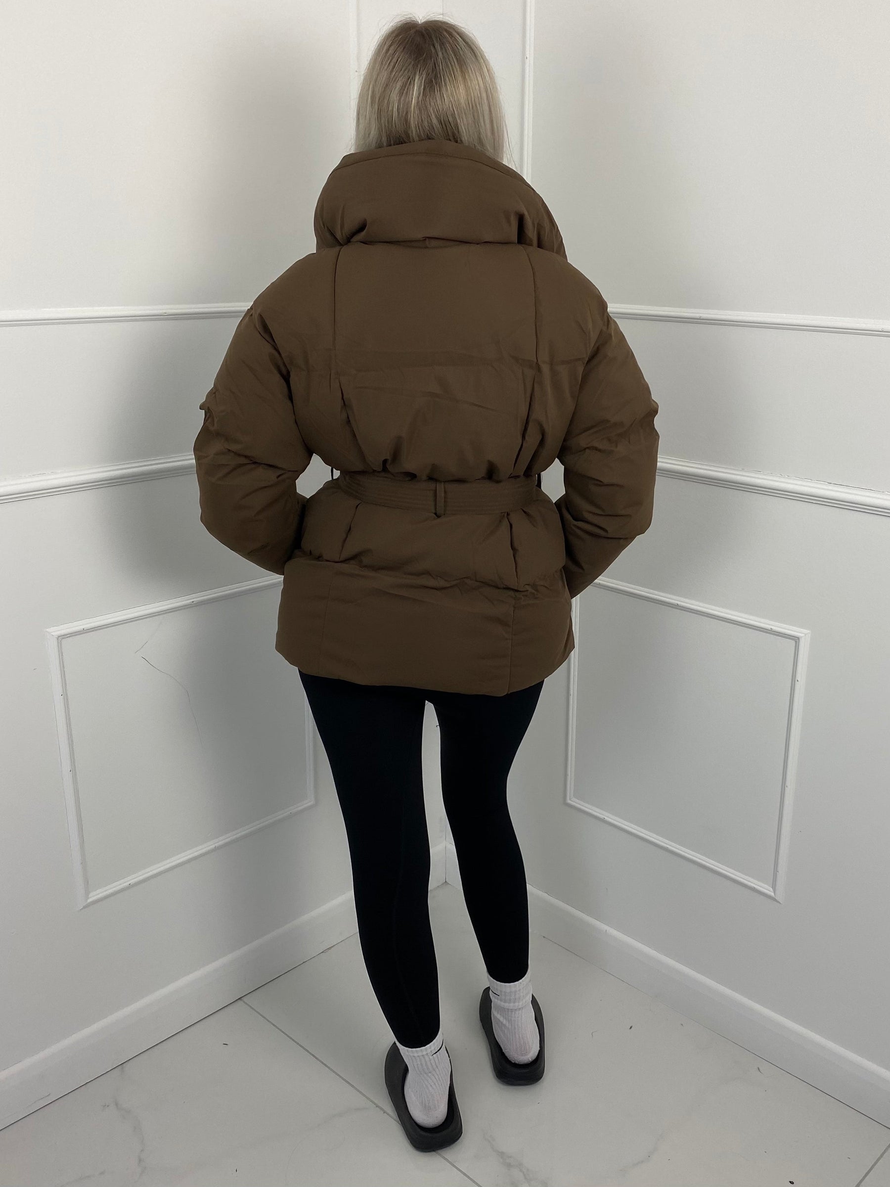 Karyl – Kurze Steppjacke für Damen mit Gürtel und Taschen – Ansicht 2