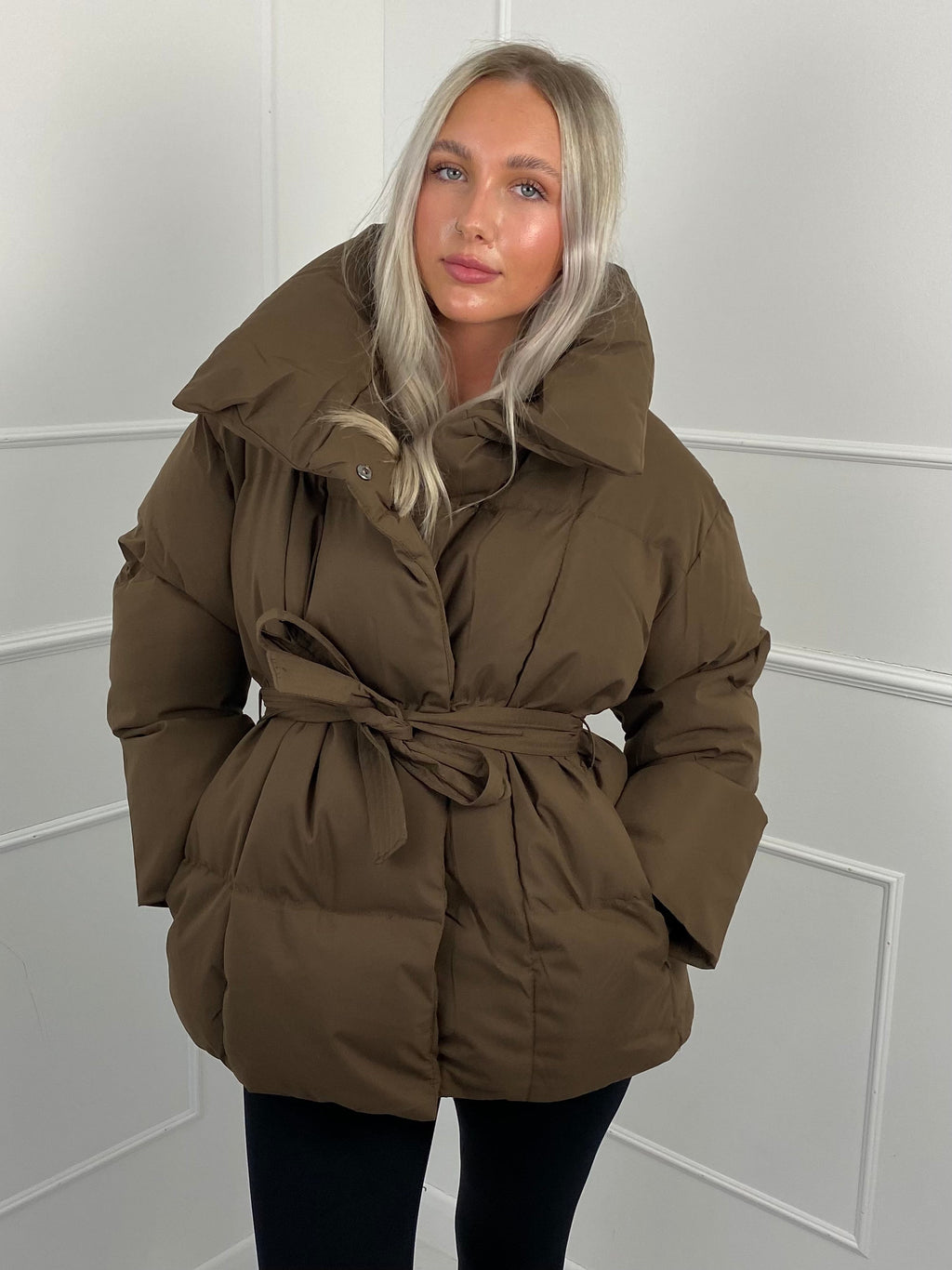 Karyl – Kurze Jacke mit Gürtel und Taschen