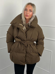 Karyl – Kurze Steppjacke für Damen mit Gürtel und Taschen – Ansicht 4