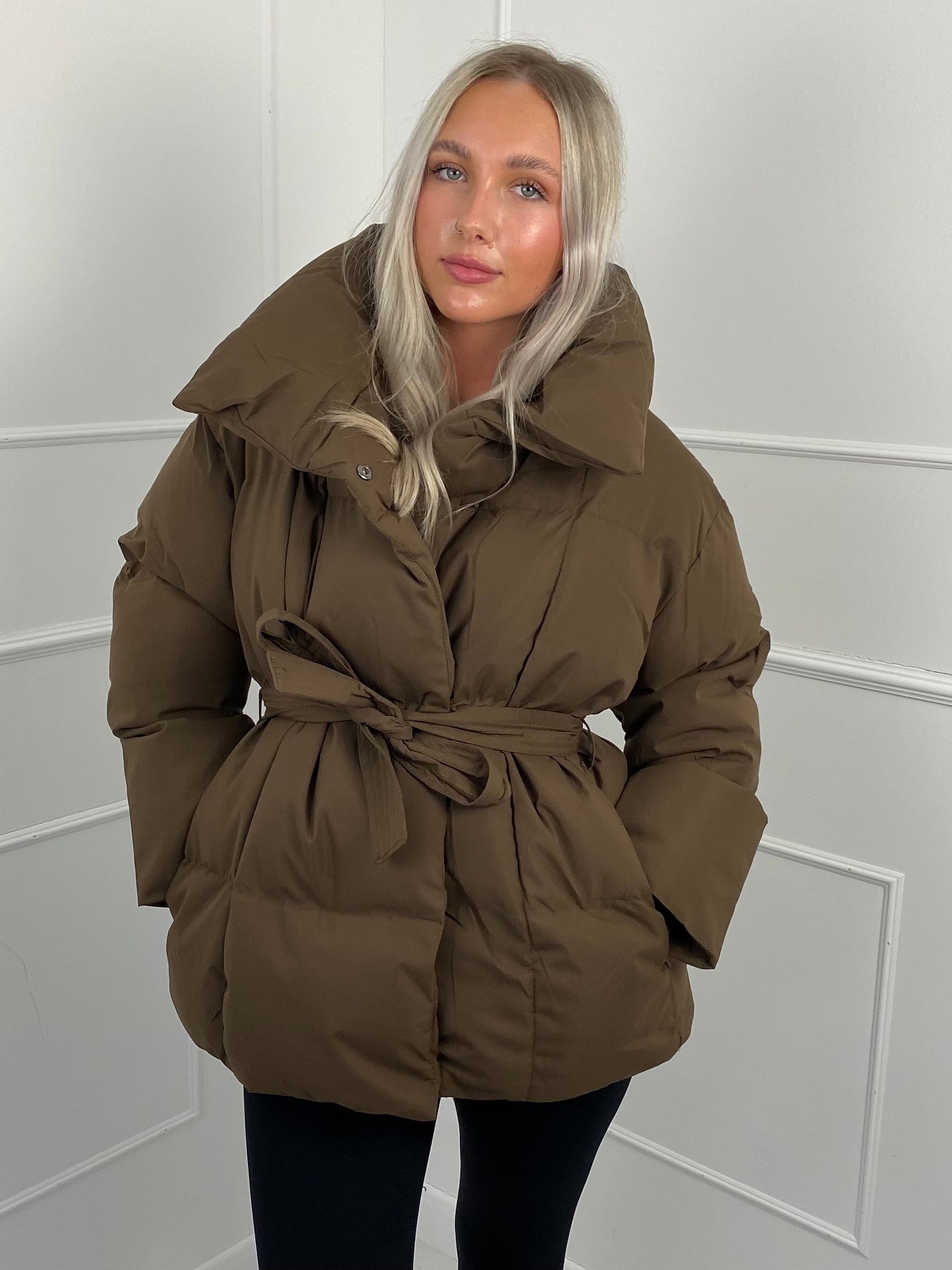 Karyl – Kurze Steppjacke für Damen mit Gürtel und Taschen – Ansicht 4