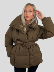 Karyl – Kurze Steppjacke für Damen mit Gürtel und Taschen