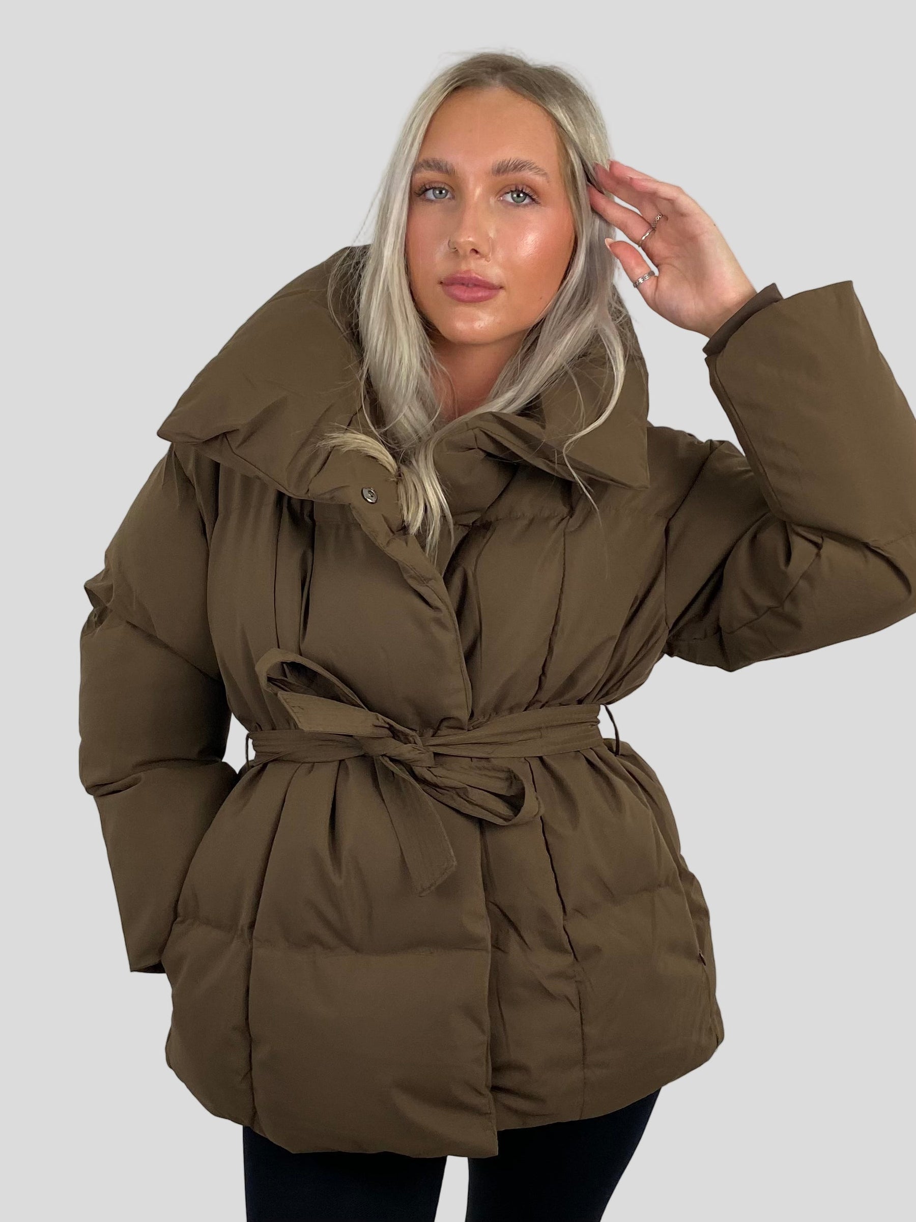 Karyl – Kurze Steppjacke für Damen mit Gürtel und Taschen