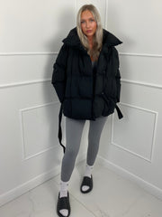 Karyl – Kurze Steppjacke für Damen mit Gürtel und Taschen – Ansicht 16