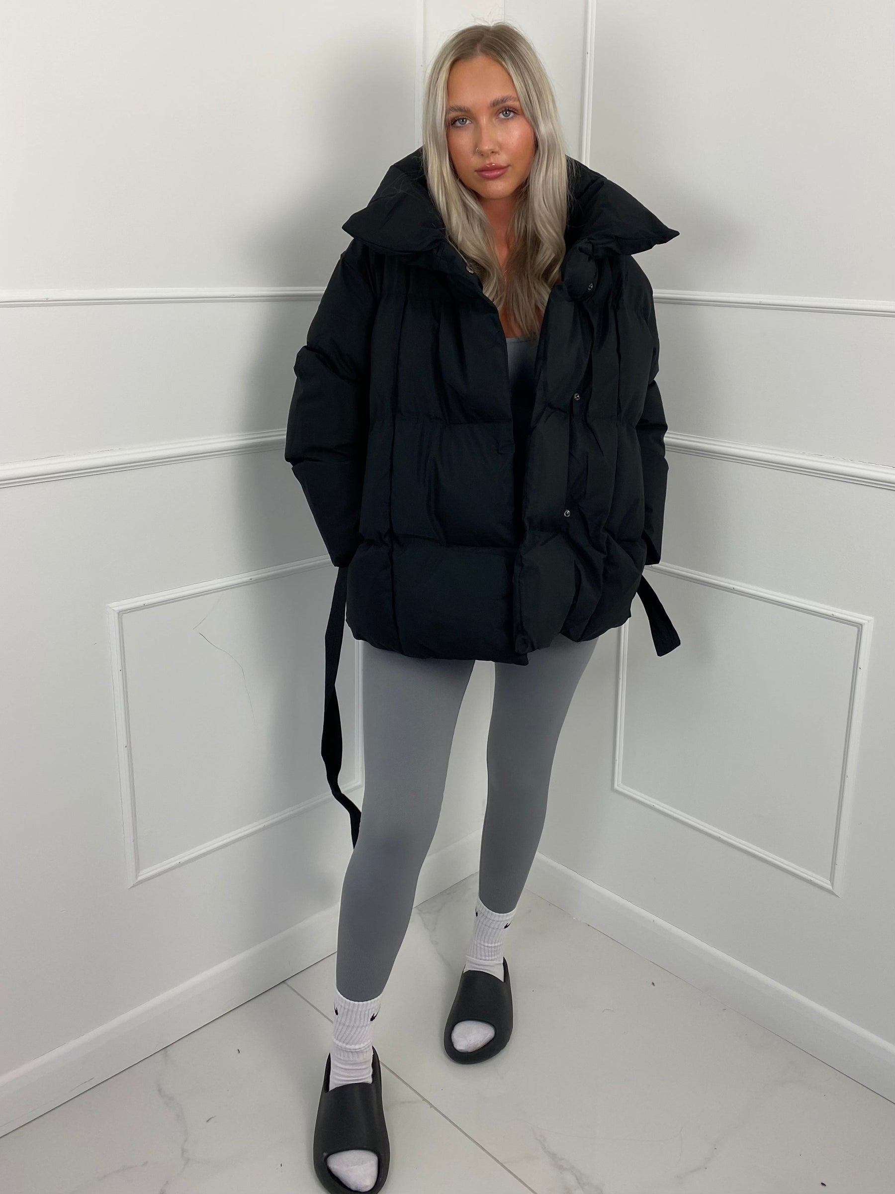 Karyl – Kurze Steppjacke für Damen mit Gürtel und Taschen – Ansicht 16