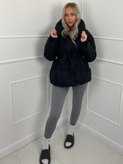 Karyl – Kurze Steppjacke für Damen mit Gürtel und Taschen – Ansicht 14